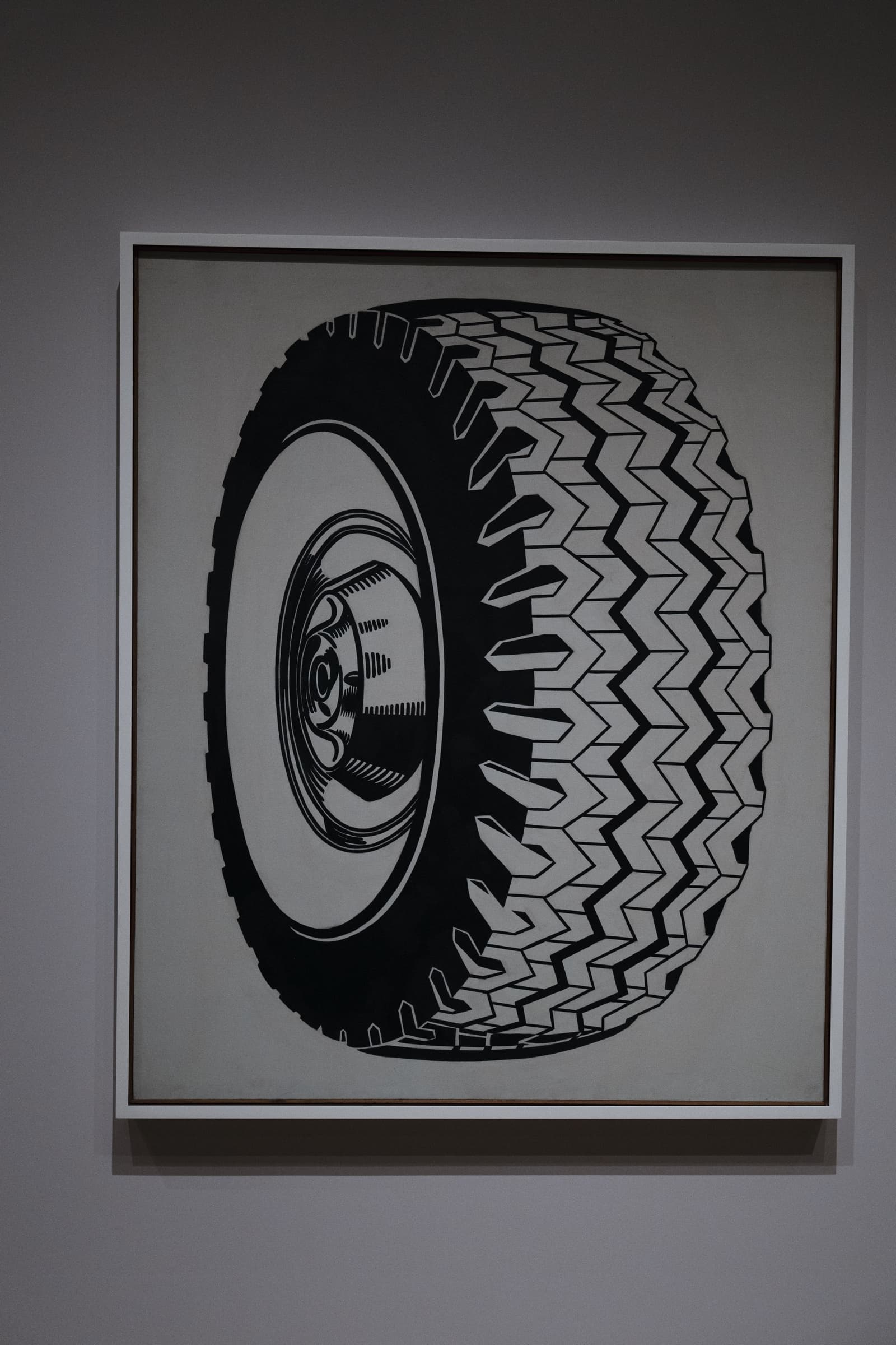 白い額の中に黒い線で描かれたタイヤ