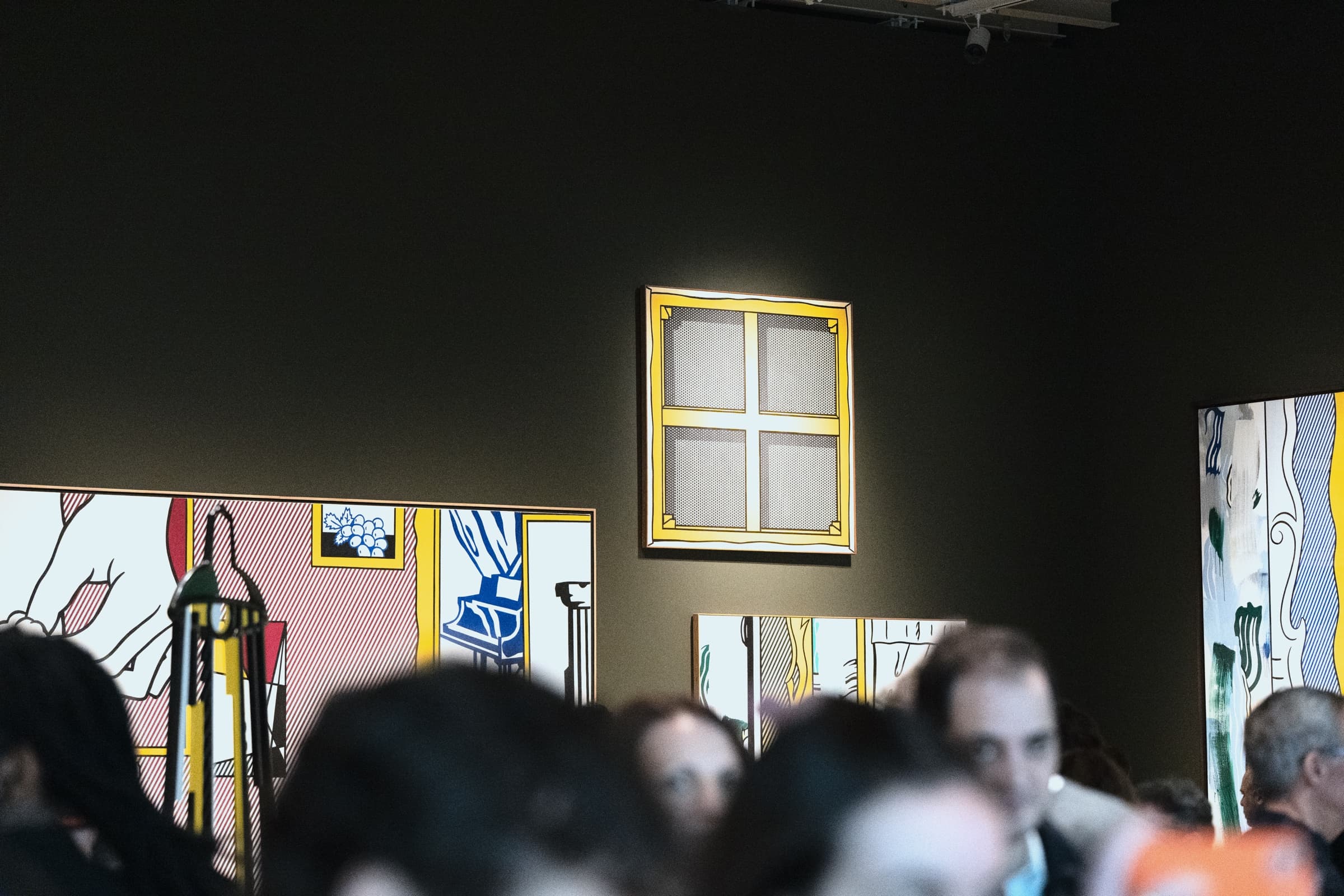 黄色い窓の絵が掛かる展示室を埋める来場者