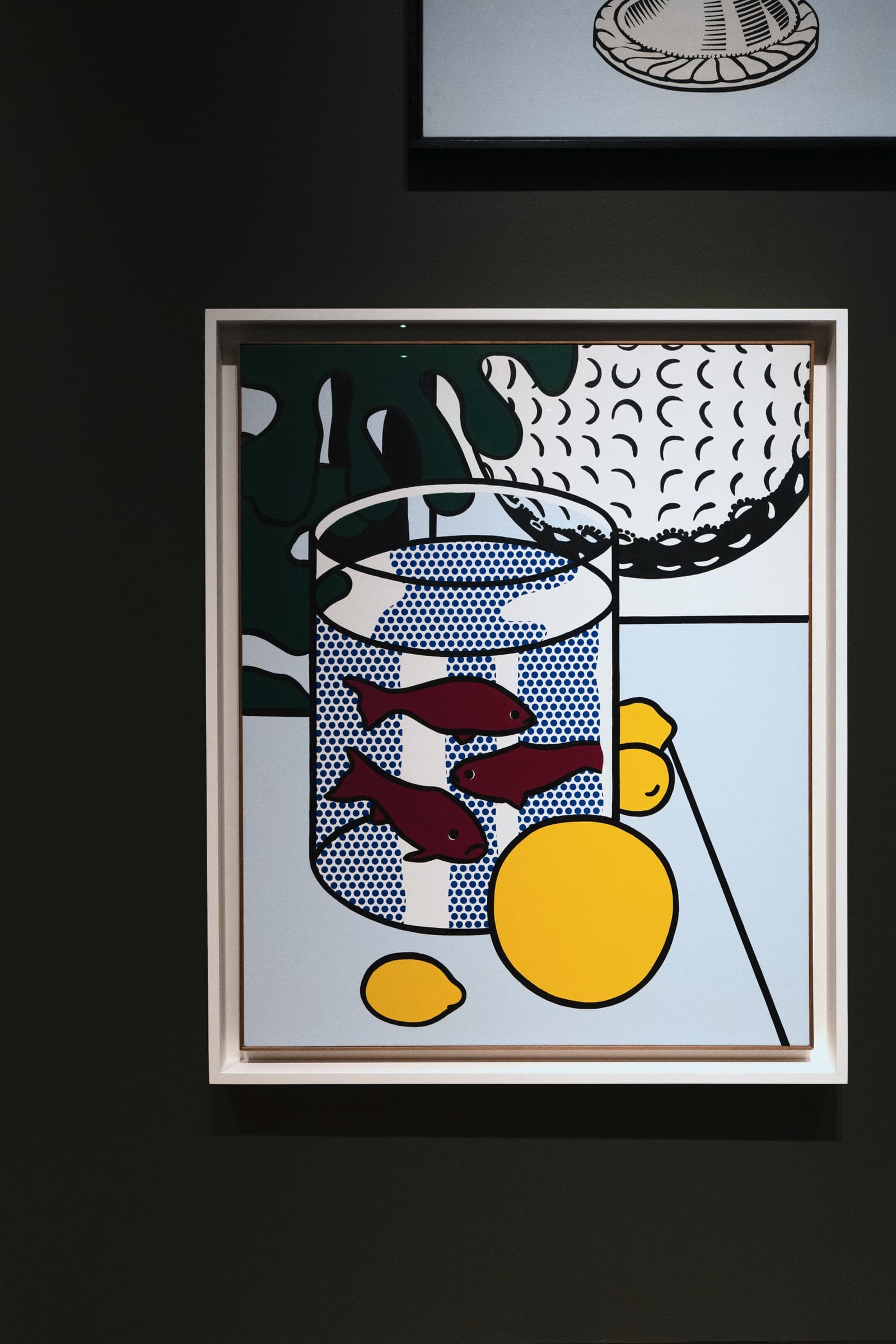 赤い金魚の入った鉢と黄色い果物を描いた静物