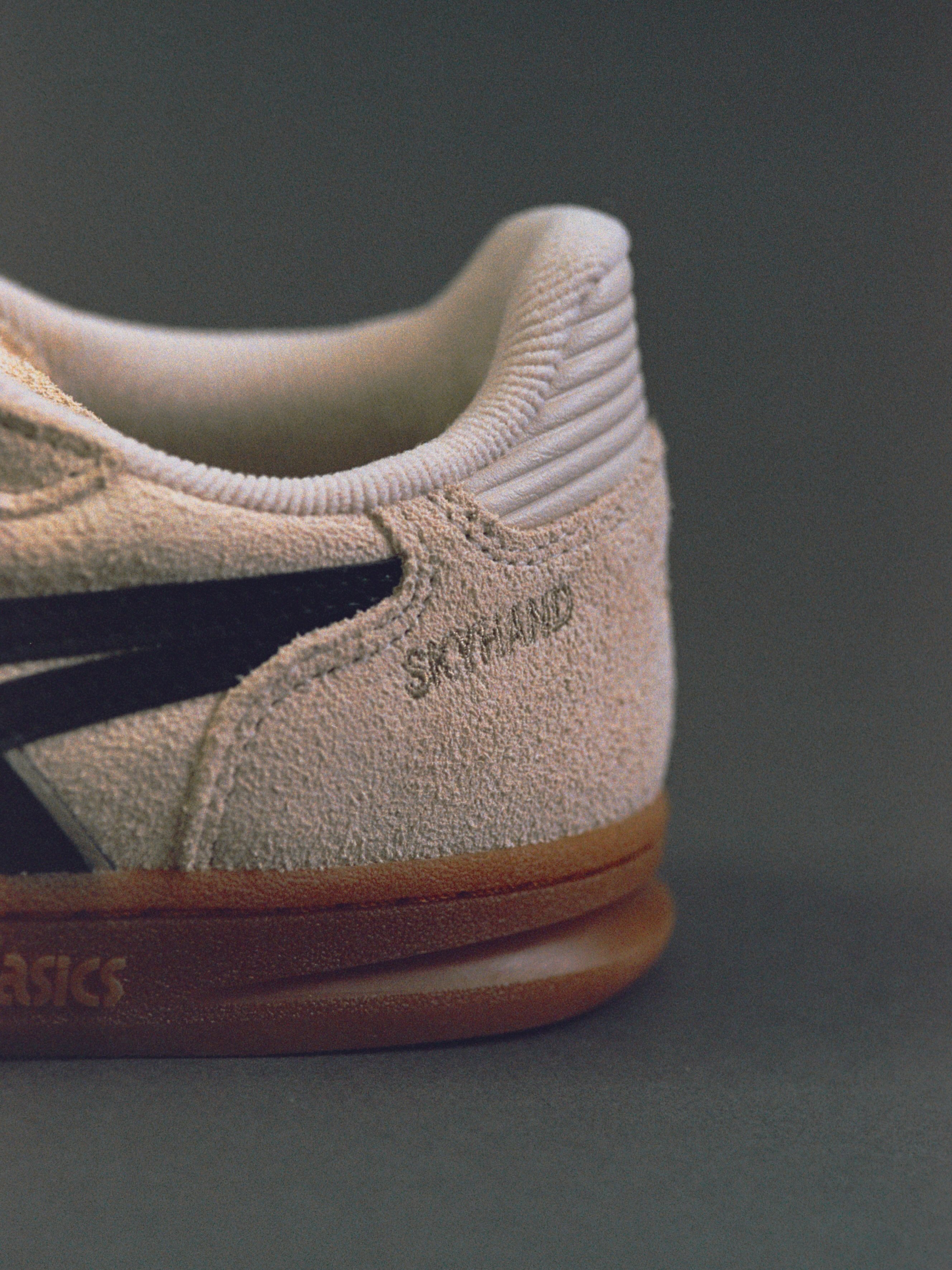 Heel of the sneaker with SKYHAND stitching and gum sole