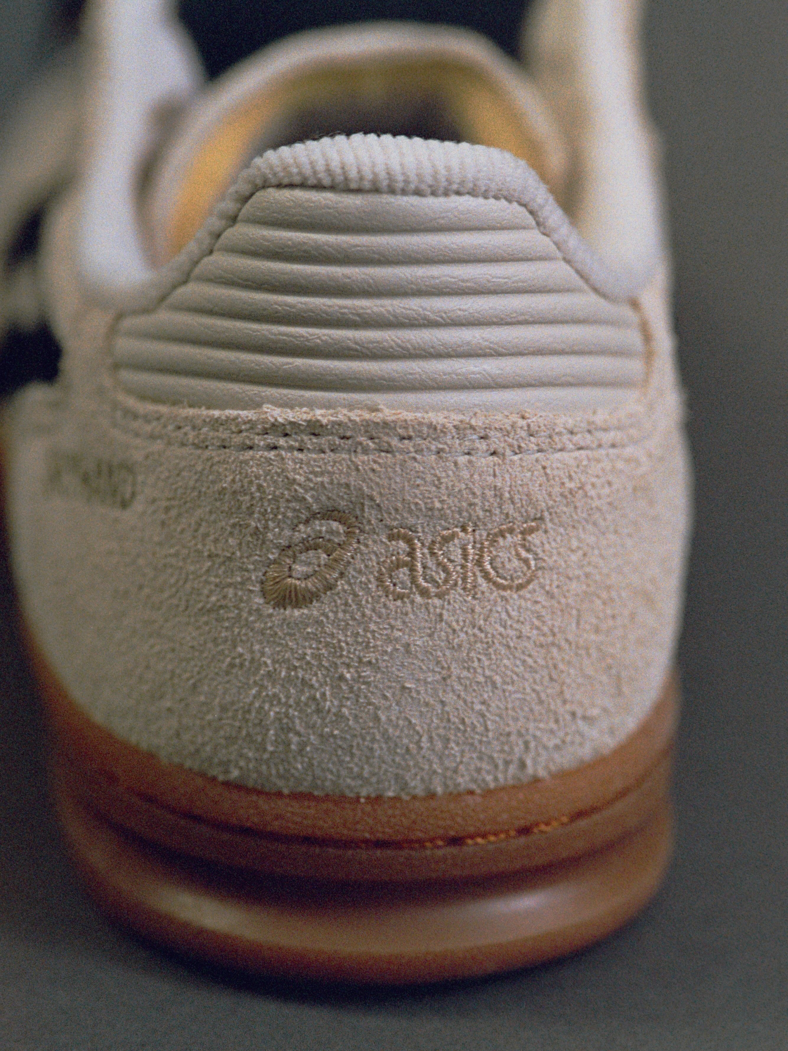 Back view with embroidered Asics logo and ribbed heel tab